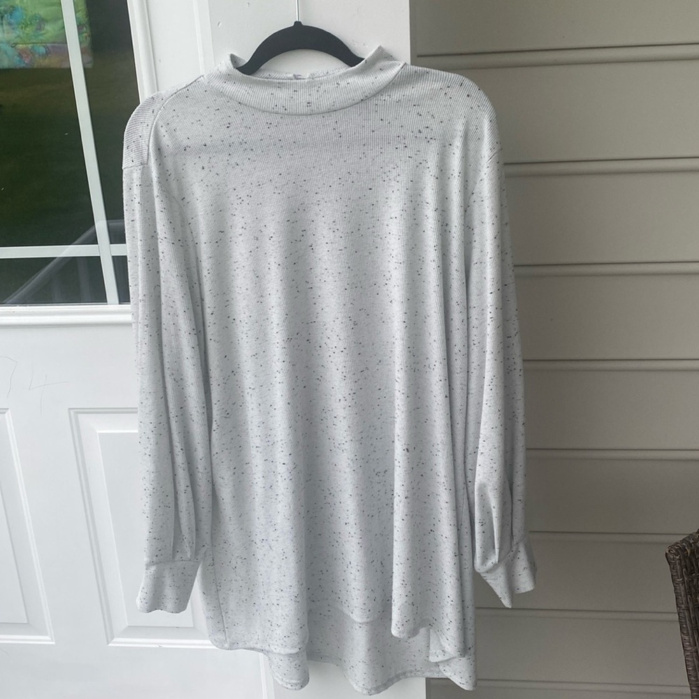 Lane Bryant white flecked mock-neck high low waffled top size 18/20